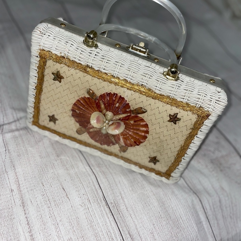 Vintage 1960s Princess Charming By Atlas Wicker & Lucite white Seashell Handbag - Picture 2 of 9